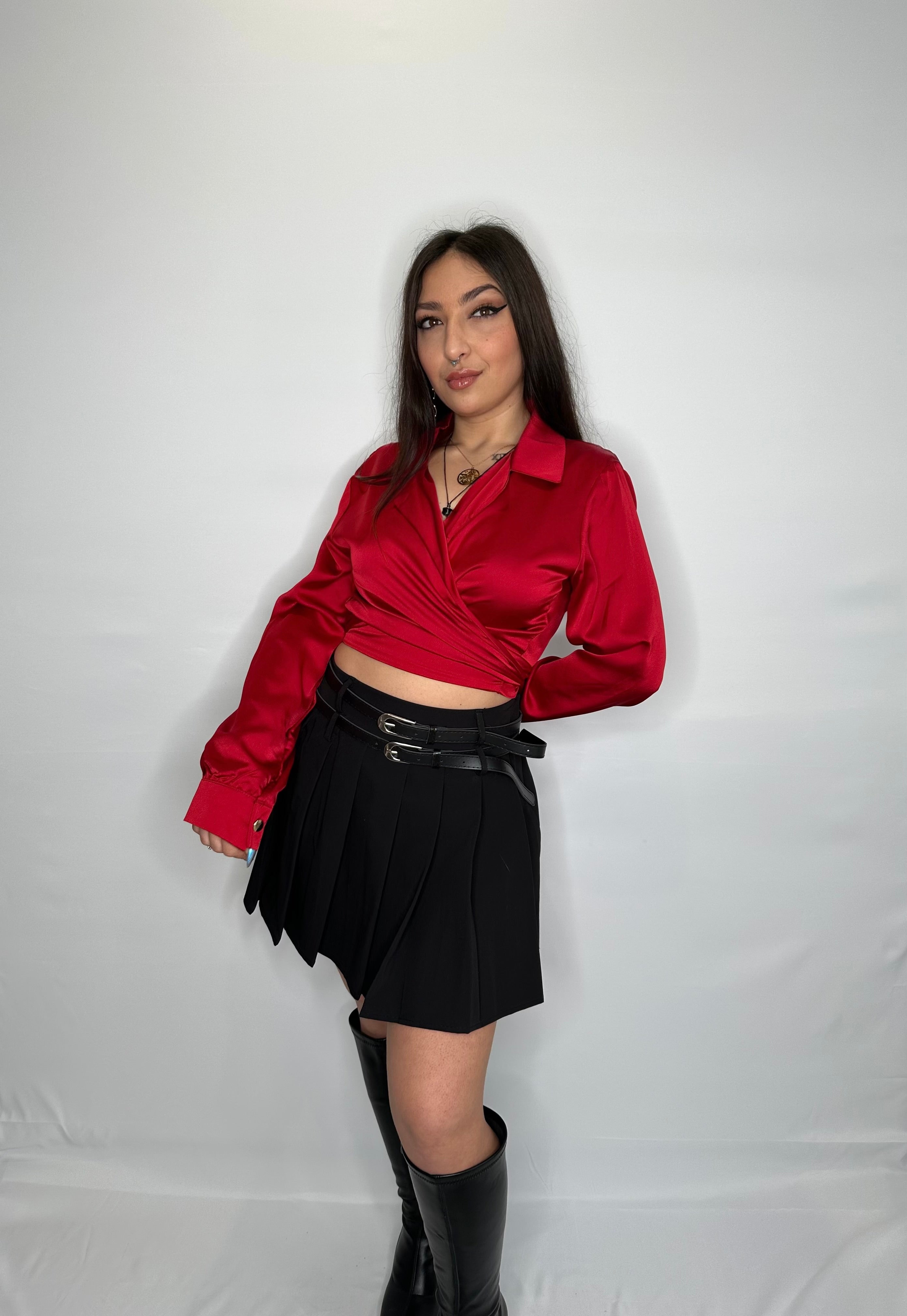 Blusa corta raso nudo roja