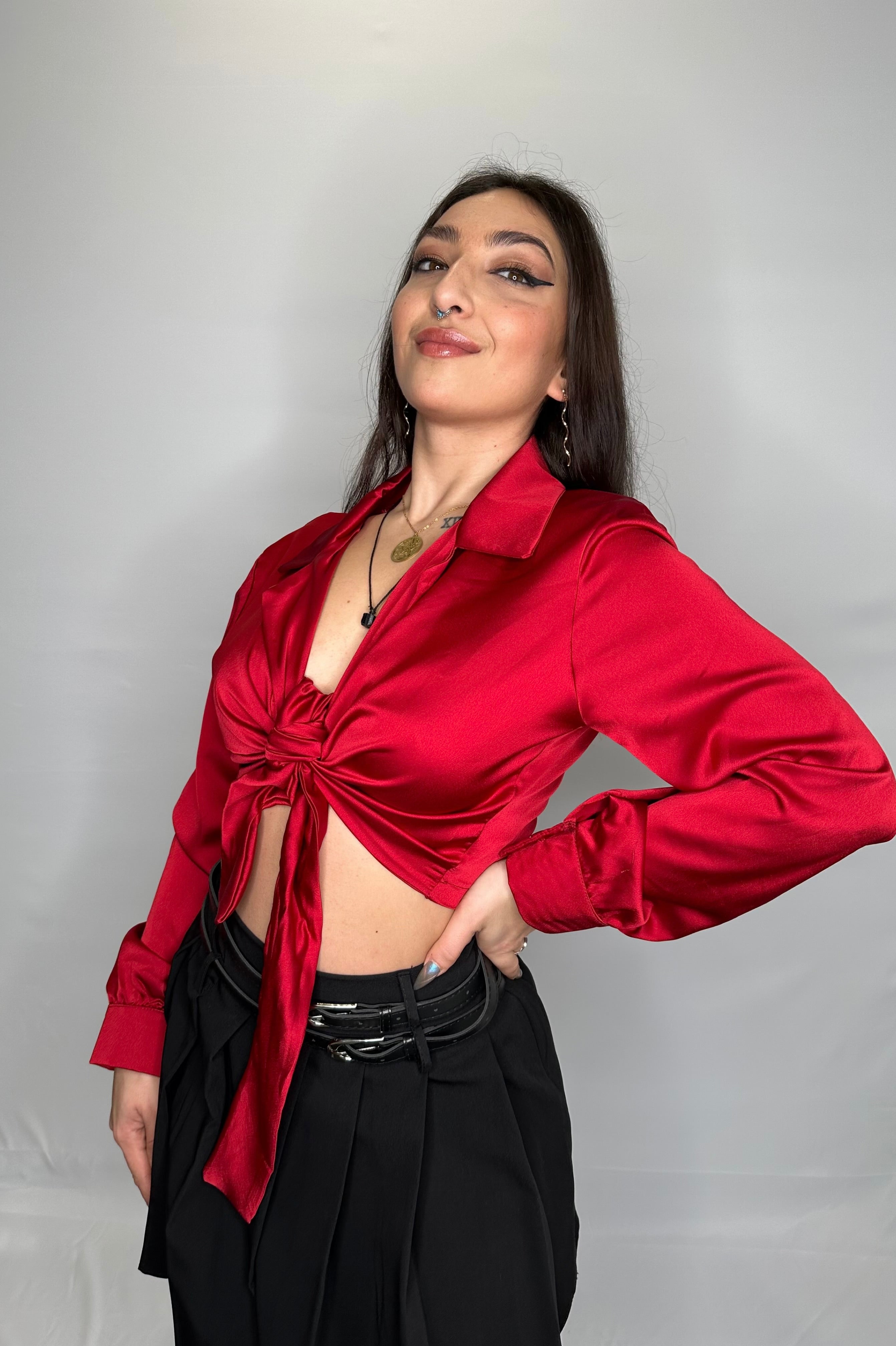 Blusa corta raso nudo roja