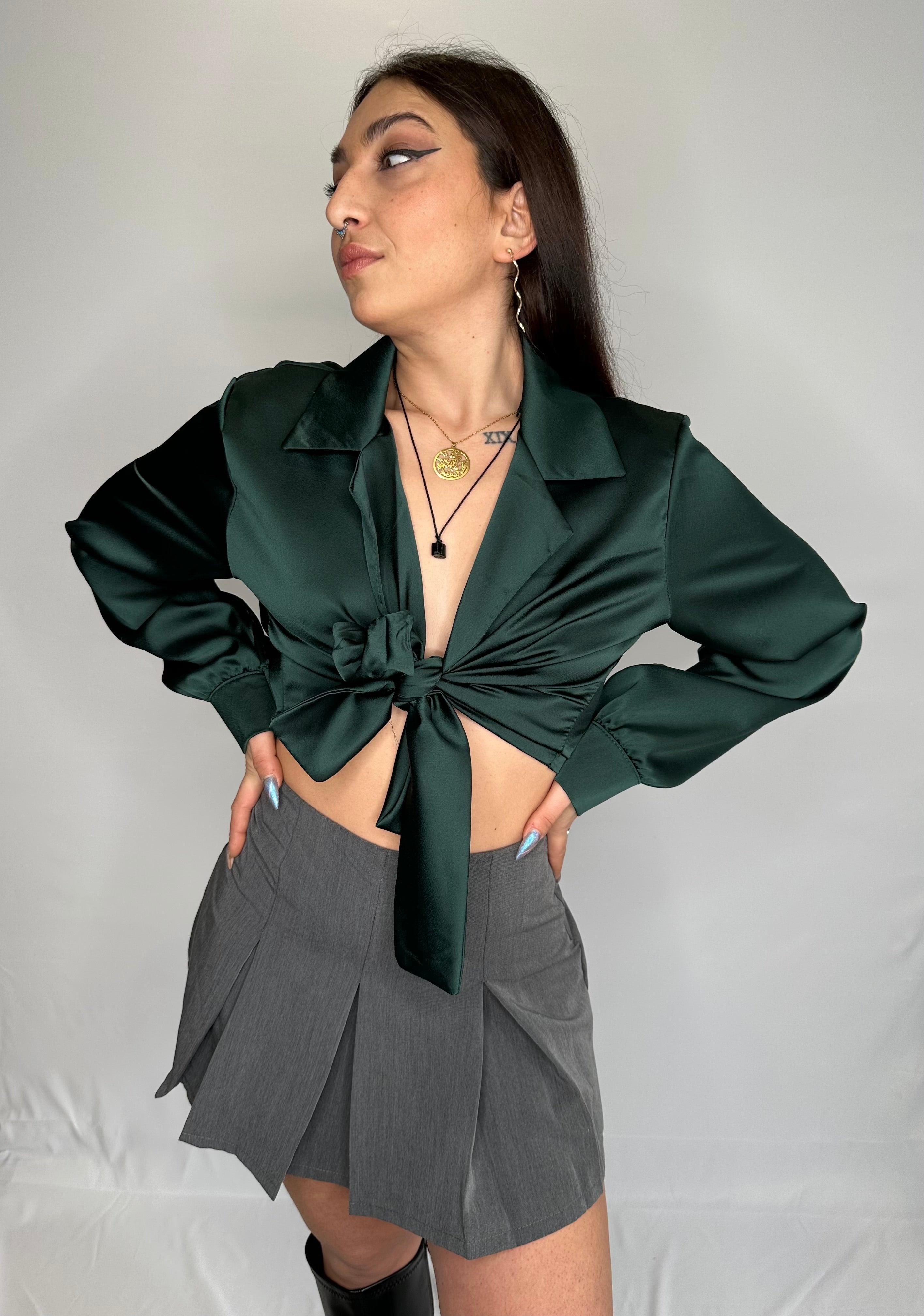 Blusa corta raso nudo verde